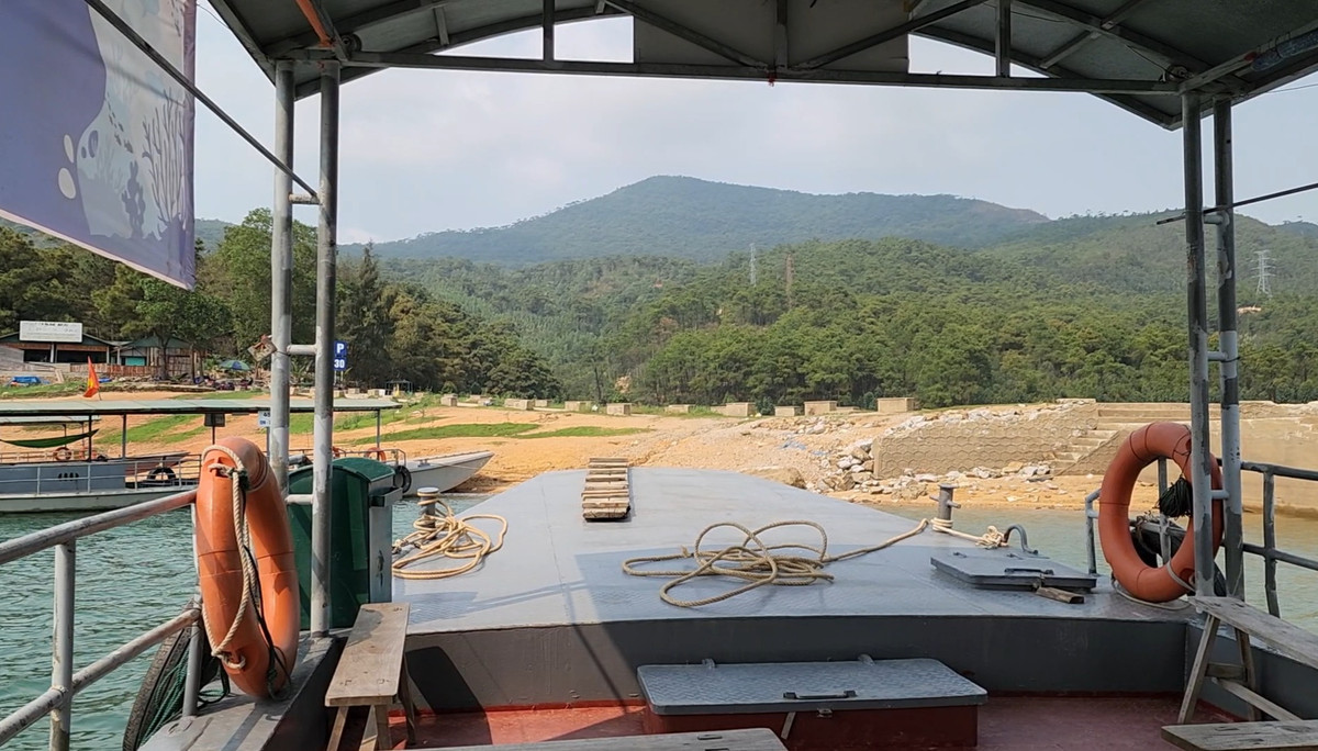 Trước khi đến được chùa Trình hay di tích chùa Lôi Âm, du khách buộc phải đi thuyền, đò qua hồ Yên Lập.