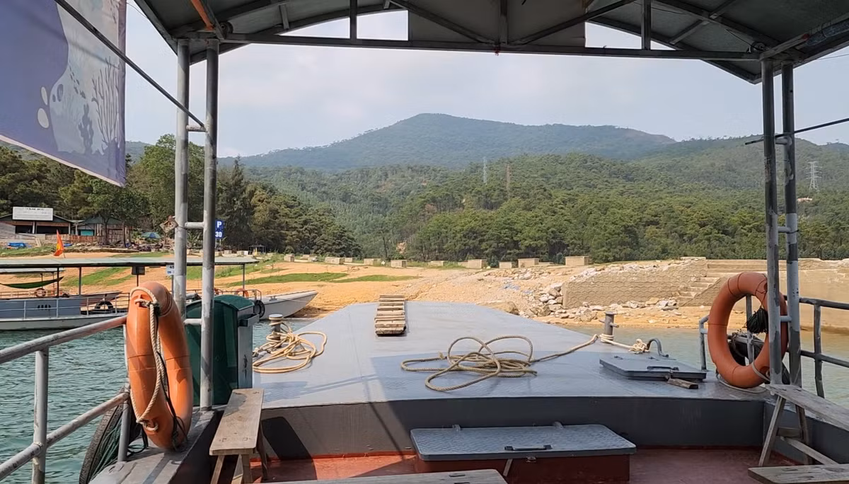 Trước khi đến được chùa Trình hay di tích chùa Lôi Âm, du khách buộc phải đi thuyền, đò qua hồ Yên Lập.