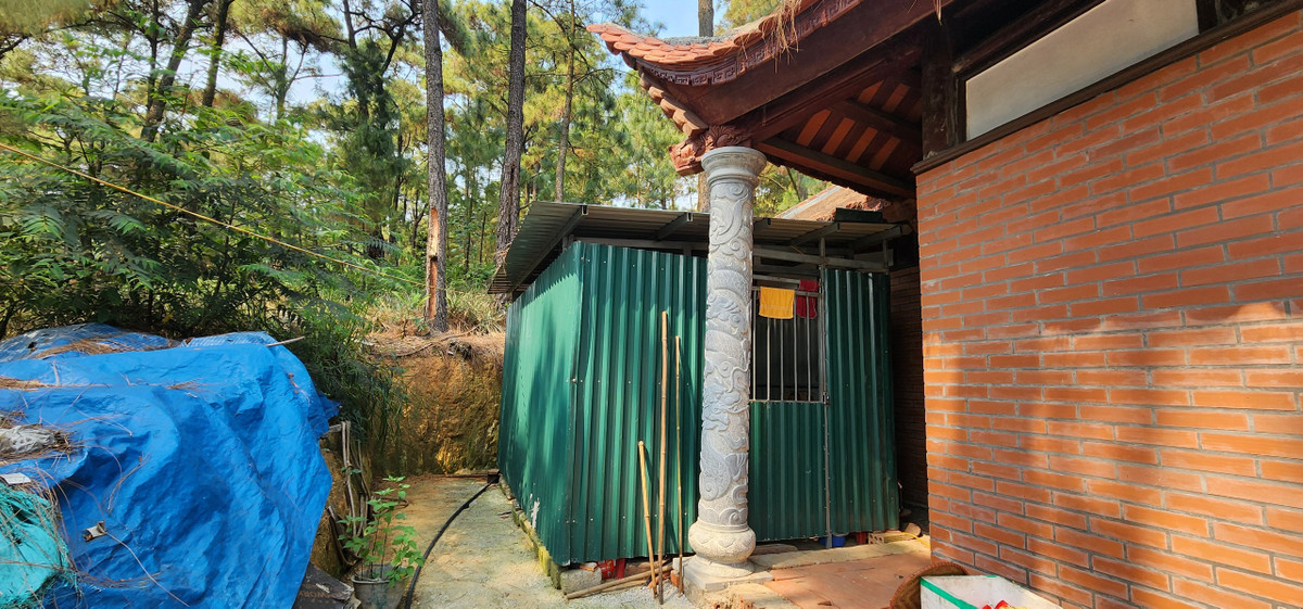 Phía sau là khu vực sắp lễ được dựng bằng tôn sắt.