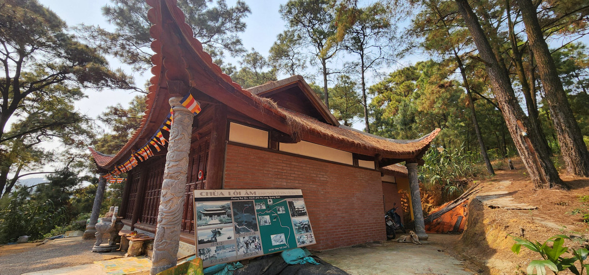 Quan sát bằng mắt thường, chùa Trình rộng khoảng 90m2 với mái ngói vuốt cao đậm kiến trúc phật giáo.