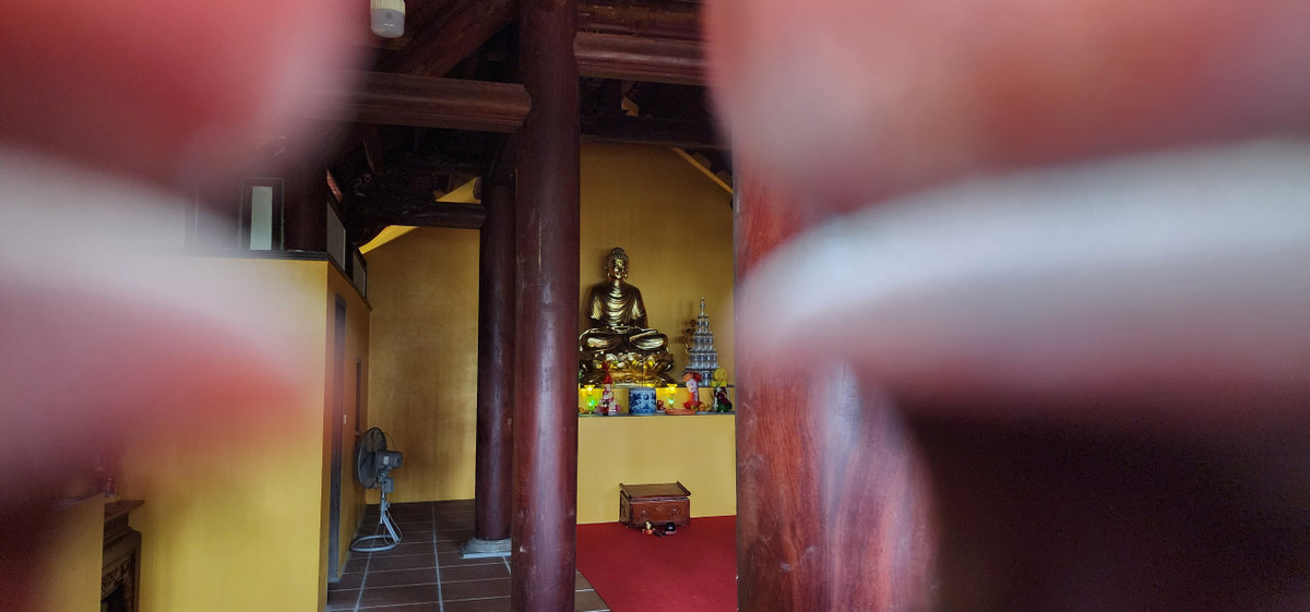 Cửa chùa Trình đã bị đóng nên chỉ có thể quan sát bên trong từ khe cửa.