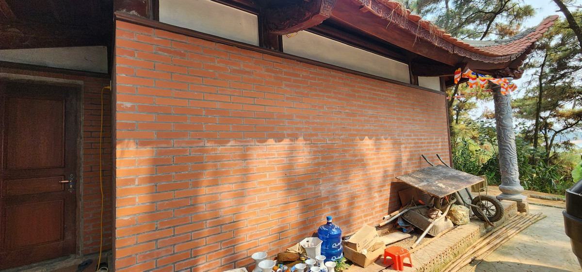 Vật dụng cũng còn ngổn ngang bên ngoài chùa.