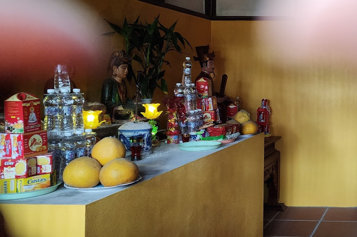 Bên trong chùa có hai ban thờ và đã được đặt tượng cùng các mâm lễ.