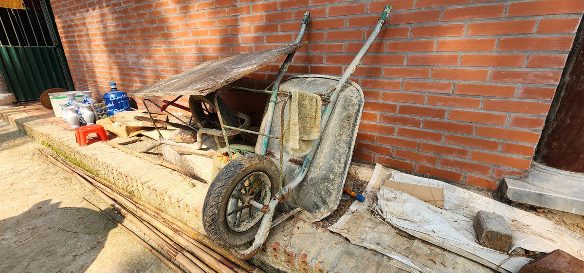 Thiết bị xây dựng công trình cũng chưa được thu dọn.