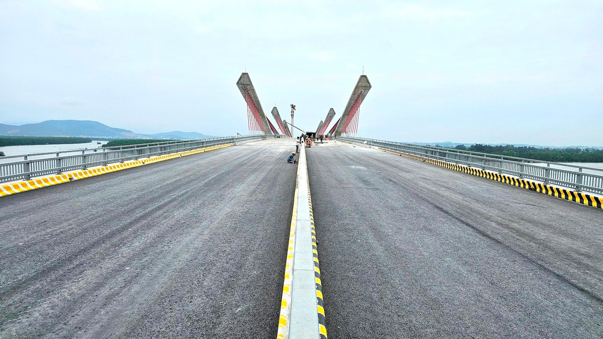 Theo dự kiến, cầu Bến Rừng sẽ tổ chức thông xe kỹ thuật nhân dịp Kỷ niệm Ngày Giải phóng Hải Phòng 13/5/2024. Tuy nhiên, lãnh đạo Ban Quản lý dự án cầu Hải Phòng cho biết: "Các gói thầu xây lắp tại Quảng Ninh có hợp đồng đến tháng 6/2024. Phía tỉnh Quảng Ninh cũng đã phấn đấu thi công, cố gắng hết sức để kịp cùng Hải Phòng tổ chức thông xe dịp 13/5, nhưng không thành. Giờ chỉ đợi phía Quảng Ninh khi nào thực hiện xong dự án thì Hải Phòng sẽ cùng tổ chức thông xe".