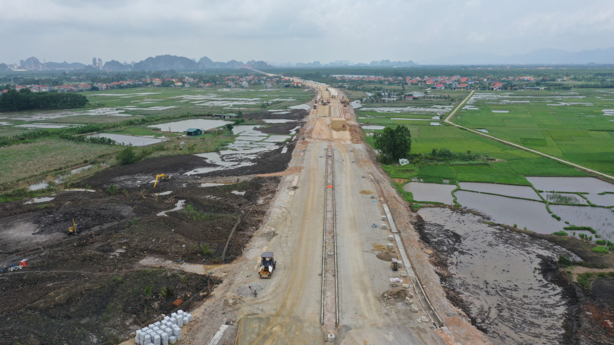 Công trường vẫn ngổn ngang chưa có dấu hiệu hoàn thiện xong trước ngày 13/5.