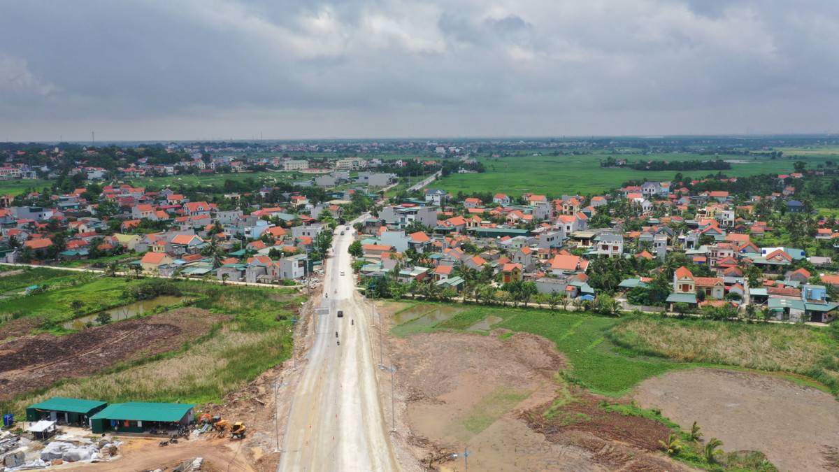 Đoạn đường dẫn lên cầu Bến Rừng dài hơn 2km vẫn còn trơ mặt.