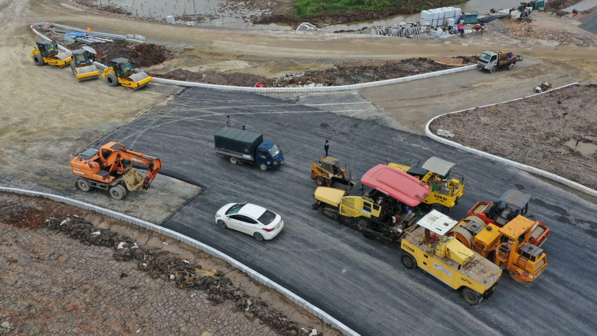 Ghi nhận của PV Báo Tri thức và Cuộc sống, trưa 10/5, tại công trình dự án cầu Bến Rừng nằm trên địa bàn tỉnh Quảng Ninh vẫn còn nhiều hạng mục dang dở chưa hoàn thành. Mặc dù máy móc, thiết bị tập trung nhiều, nhưng vẫn chưa thể thi công theo đúng kế hoạch do ảnh hưởng bởi thời tiết và nhiều yếu tố.