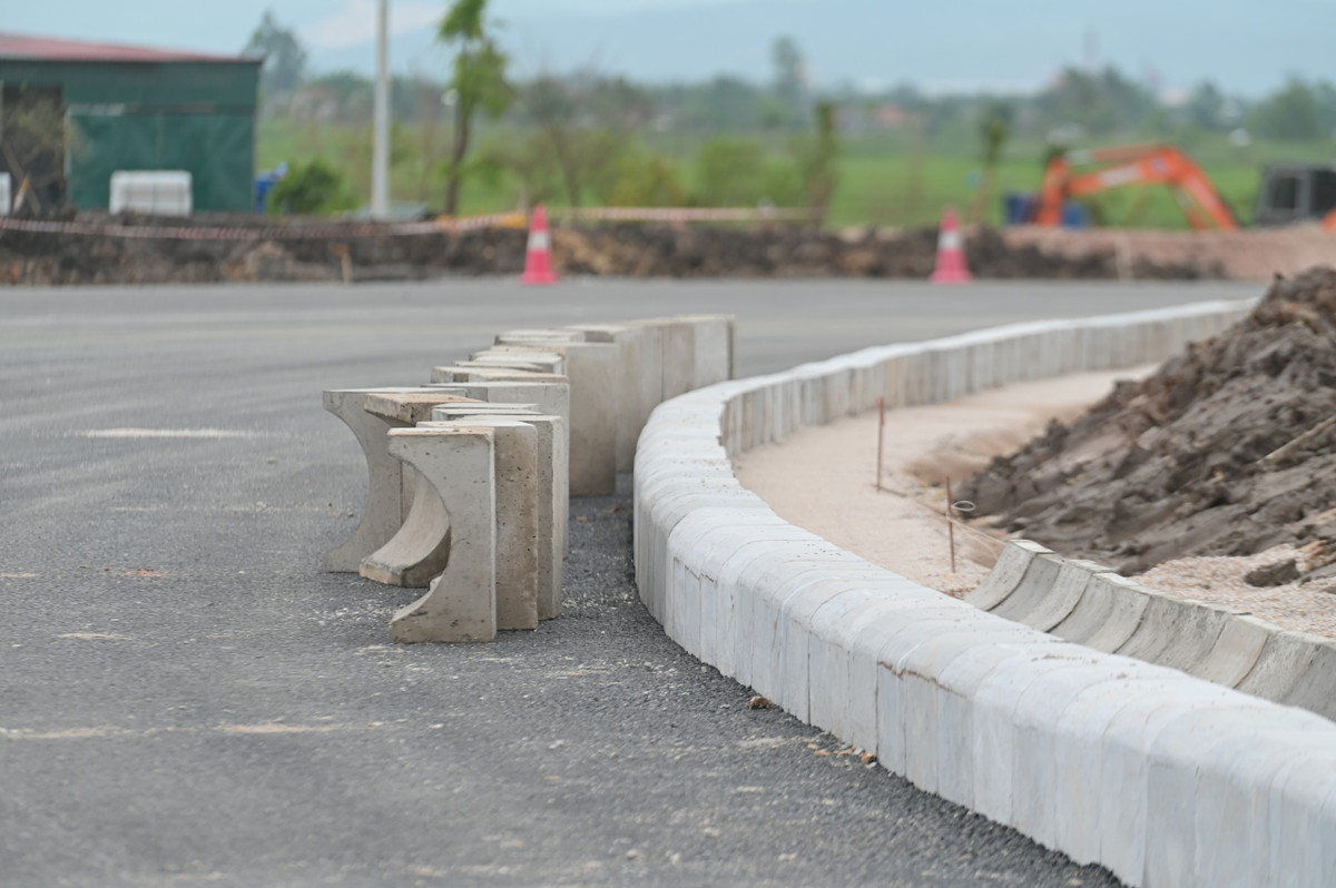 Hệ thống vỉa hè, cống nước vẫn chưa được lắp trọn vẹn.