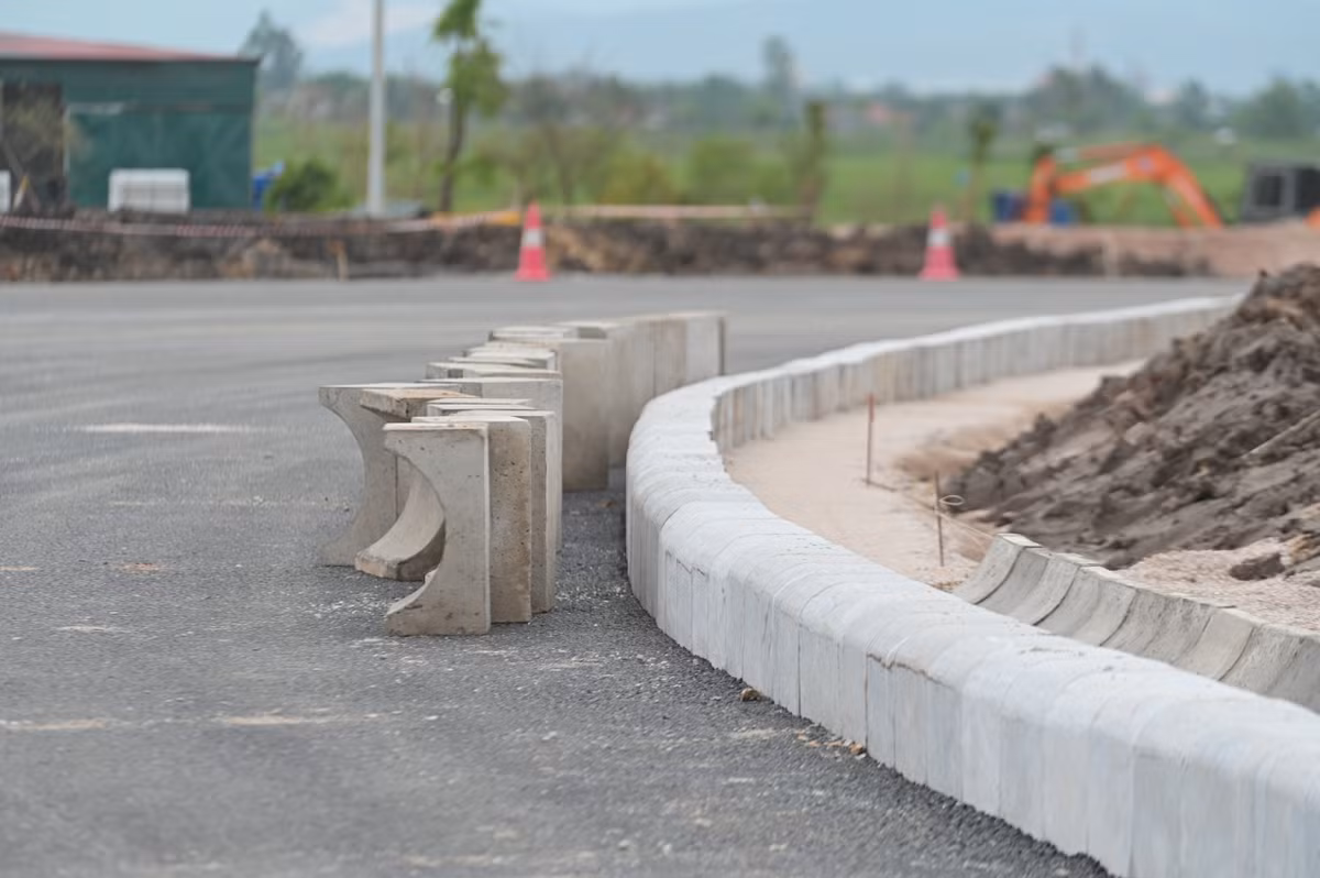 Hệ thống vỉa hè, cống nước vẫn chưa được lắp trọn vẹn.