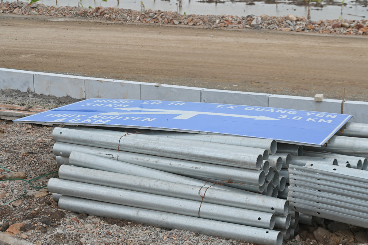 Các biển báo đã được tập kết nhưng chưa thể cắm dựng.