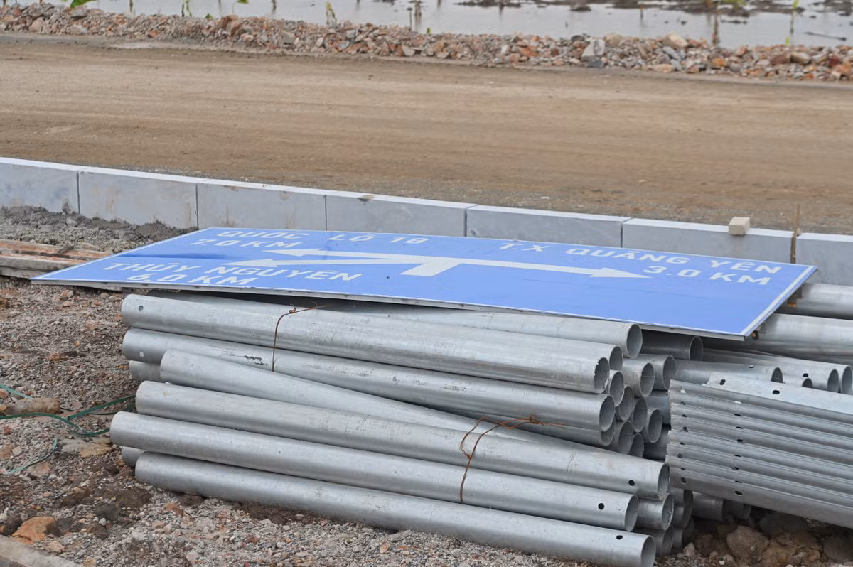 Các biển báo đã được tập kết nhưng chưa thể cắm dựng.