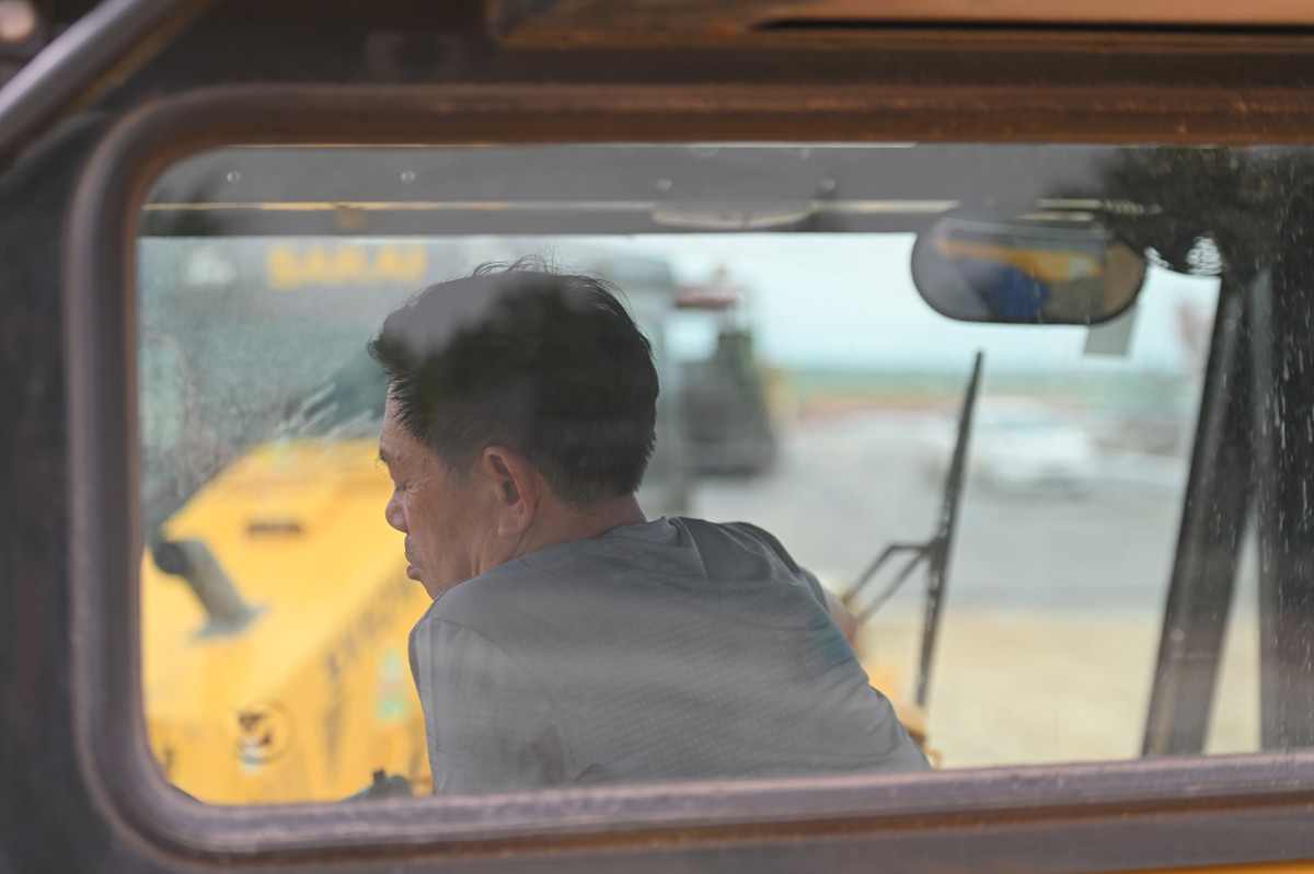 Trong tiết trời nắng nóng, nhiều công nhân tỏ ra mệt mỏi.