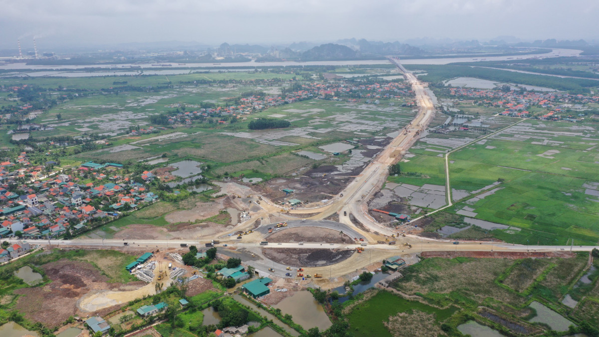 Tại nút giao này tình hình giao thông vẫn khá phức tạp khi vừa phải thi công dự án vừa phải tổ chức phân luồng giao thông cho các phương tiện.