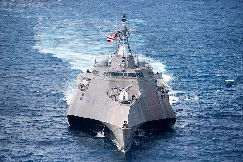 Tuy nhiên, con tàu gây sự chú ý nhiều nhất trong lần thăm Cam Ranh, Việt Nam lần này là USS Coronado (LCS-4) – một trong những tàu chiến đấu ven bờ (LCS) thế hệ mới nhất của Hải quân Mỹ. Đây là một trong những con tàu đại diện cho học thuyết tác chiến hải quân hiện đại của Hoa Kỳ. Tàu chiến đấu ven bờ (LCS) được định nghĩa là lớp tàu chiến mặt nước nhỏ phục vụ hoạt động tác chiến vùng bờ biển. Vai trò lớp tàu này rất rộng lớn từ tác chiến chống ngầm, rà phá thủy lôi, tác chiến mặt nước, tình báo, trinh sát, do thám tới hoạt động đặc biệt, hậu cần... Nguồn ảnh: Wikipedia