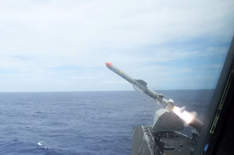 USS Coronado (LCS-4) tới Cam Ranh lần này được trang bị module 4 ống phóng tên lửa hành trình chống hạm RGM-84D Harpoon Block 1C có tầm phóng ước tính 140km. Nguồn ảnh: Wikipedia