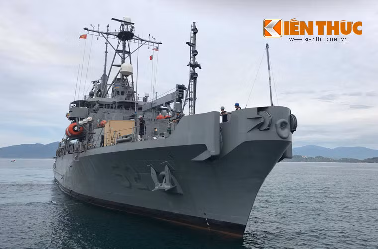 Trong ảnh là tàu cứu hộ, cứu đắm USNS thuộc Chương trình Hỗ trợ dịch vụ của Bộ Tư lệnh Hải vận Quân sự Hoa Kỳ. Tàu này có chiều dài 78 m, lượng giãn nước toàn phần trên 3.280 tấn, vận tốc đạt tốc độ tối đa khoảng 14 hải lý/giờ, phù hợp với các hoạt động cứu nạn, cứu hộ trên biển với phạm vi hoạt động rộng. Nguồn ảnh: Wikipedia
