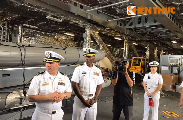 Trong khoang chứa một số trang bị chuyên biệt tàu USS Coronado thăm Cam Ranh. Có thể nhận ra sự có mặt của thuyền cao tốc RHIB dài 7m.