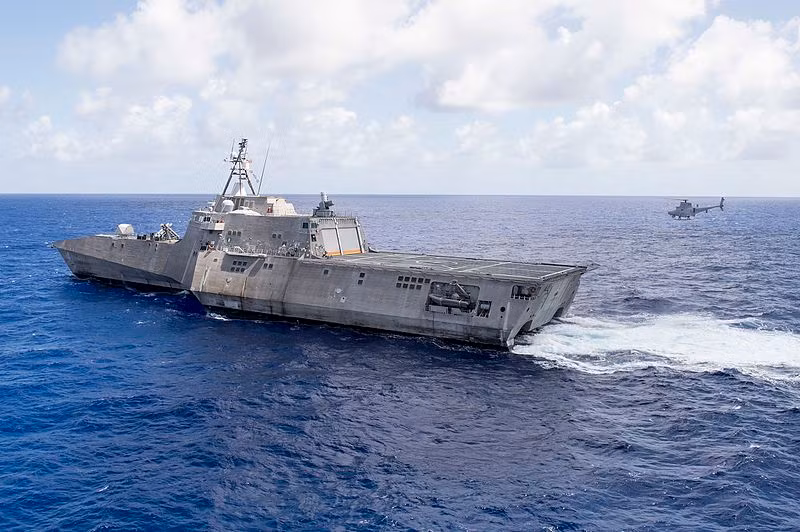 Chiến hạm USS Coronado có lượng giãn nước toàn tải ước tính 3.104 tấn, dài 127,4m, rộng 31,6m, mớn nước 4,27m. Tàu trang bị hệ thống động cơ tuabin khí LM2500 (2 máy) và 4 máy diesel phát điện cho hệ thống trong tàu. Đặc biệt, con tàu không dùng chân vịt truyền thống mà dùng kiểu hệ thống đẩy waterjet (phản lực nước) cho phép con tàu di chuyển với tốc độ tối đa lớn 47 hải lý/h, tầm hoạt động 8.000km. Nguồn ảnh: Wikipedia