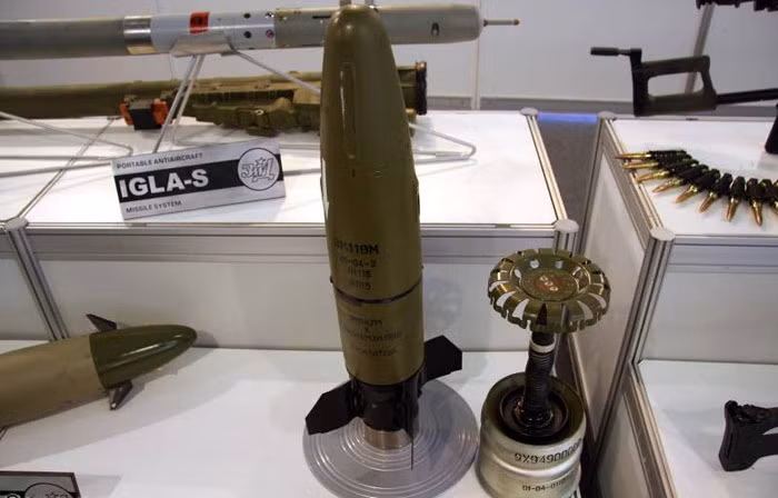 Một khẩu pháo mạnh, đương nhiên cũng phải có đạn mới lên nên sức mạnh tổng thể của pháo. T-90 được các nhà khoa học quân sự hàng đầu Nga nghiên cứu và trang bị nhiều loại đạn tiên tiến, cho phép nó tác chiến hiệu quả chống lại bất kỳ một loại xe tăng tối tân nào của Mỹ hay NATO. Đầu tiên phải kể đến là đạn tên lửa chống tăng phóng qua nòng pháo chính 9M119M Refleks có tầm phóng 100m tới 6km, xuyên giáp dày 950mm sau gạch ERA. Tên lửa này thậm chí có thể bắn hạ được cả trực thăng bay thấp. Nguồn ảnh: Wkipedia