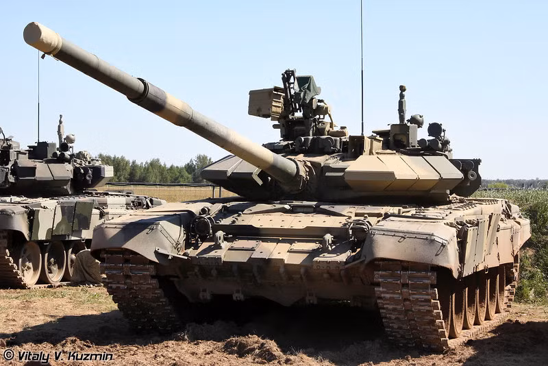  Xe tăng T-90S trang bị bộ vũ khí tiêu chuẩn gồm: pháo nòng trơn 2A46M 125mm; đại liên phòng không NSV 12,7mm và đại liên đồng trục pháo chính PKMT 7,62mm. Vũ khí của T-90S cho nó tiêu diệt nhiều loại mục tiêu gồm xe tăng, thiết giáp, bộ binh, công sự kiên cố và thậm chí là cả trực thăng, máy bay bay thấp với phạm vi tấn công từ vài mét tới 10km. Nguồn ảnh: Vitaly Kuzmin