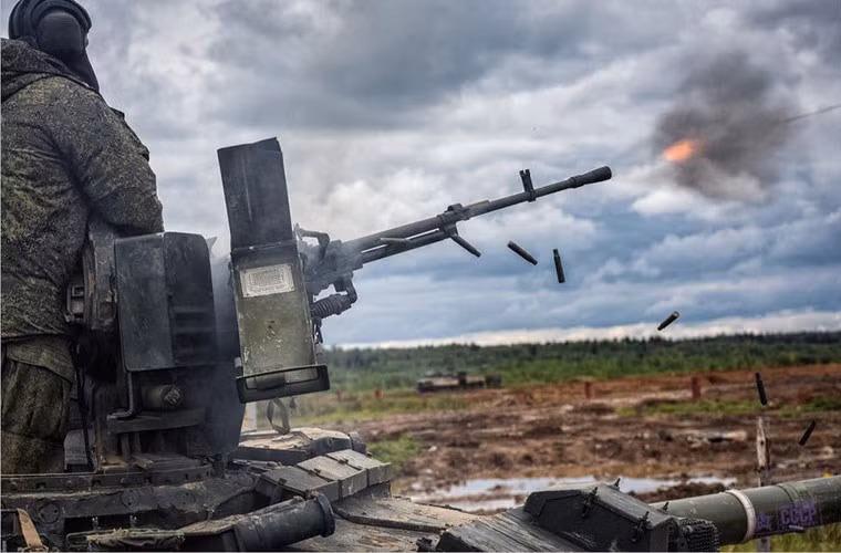 Súng có tốc độ bắn 650-750 viên/phút, tầm bắn 2km. Trên xe tăng có trang bị chừng 300 viên đạn 12,7mm cho đại liên phòng không. Nguồn ảnh: Wkipedia