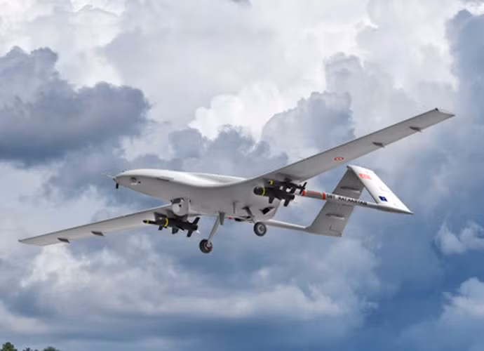 UAV Bayraktar TB2 có thể mang theo hai tên lửa chống tăng UMTAS cũng do Thổ Nhĩ Kỳ phát triển.