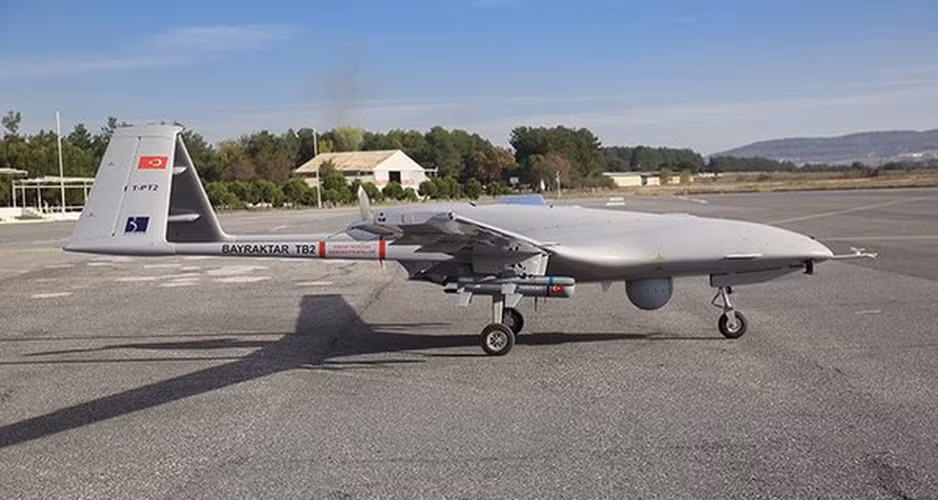 Bayraktar TB2 có thể được coi là một hệ thống UCAV tấn công, mỗi hệ thống gồm 6 UAV, 2 trạm điều khiển mặt đất (GCS), 3 thiết bị đầu cuối dữ liệu mặt đất (GDT), 2 thiết bị đầu cuối video từ xa (RVT) và thiết bị hỗ trợ mặt đất.