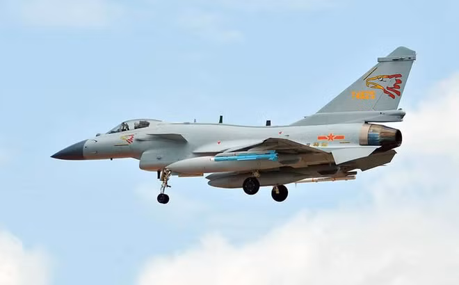 Hiện nay Trung Quốc là quốc gia xuất khẩu vũ khí lớn trên thế giới, Trung Quốc bán vũ khí ít kèm điều kiện chính trị và cũng ít chịu sức ép của quốc gia khác, do vậy tiêm kích hạng nhẹ J-10C là loại vũ khí mà Iran và Syria hoàn toàn có thể trang bị mà ít chịu sự ngăn cản từ quốc gia thứ ba.