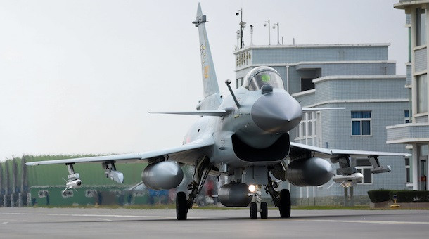 Máy bay J-10C cũng sử dụng radar mảng pha điện tử chủ động và được trang bị tên lửa không đối không ngoài tầm nhìn PL-15, với tầm bắn xa hơn; có thể tiêu diệt máy bay chiến đấu F-16, trang bị tên lửa AIM-120.