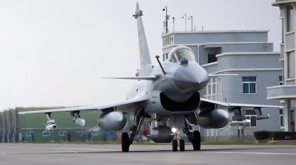 Máy bay J-10C cũng sử dụng radar mảng pha điện tử chủ động và được trang bị tên lửa không đối không ngoài tầm nhìn PL-15, với tầm bắn xa hơn; có thể tiêu diệt máy bay chiến đấu F-16, trang bị tên lửa AIM-120.