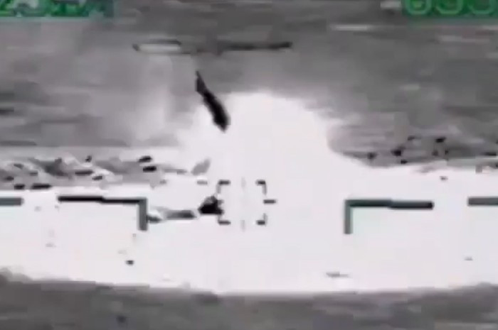 Cỗ xe tăng nhanh chóng bốc thành quả cầu lửa khổng lồ khi trúng tên lửa diệt tăng.