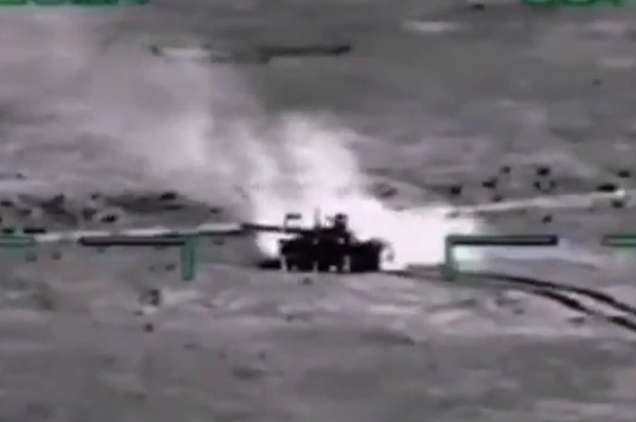 Trong đoạn video cho thấy cỗ xe tăng của phiến quân IS bị trực thăng Mi-28N của Nga khóa bắn và phá hủy.