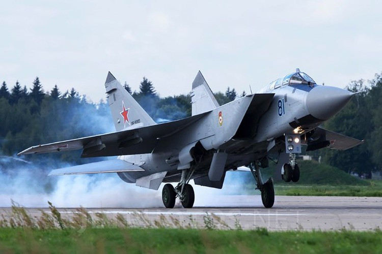 GSh-6-23 có tốc độ bắn là 10.000 vòng/phút. MiG-31 đã loại bỏ khẩu pháo này và thêm vào đó giá treo tên lửa loại R-33 hoặc R-37 ở một số phiên bản.