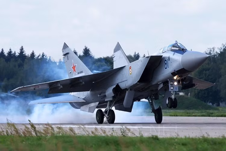 GSh-6-23 có tốc độ bắn là 10.000 vòng/phút. MiG-31 đã loại bỏ khẩu pháo này và thêm vào đó giá treo tên lửa loại R-33 hoặc R-37 ở một số phiên bản.