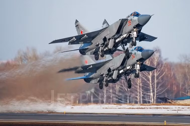 Nga đang phát triển phiên bản tiên tiến hơn là Vympel R-37 (AA-X-13 "Arrow"), nó được dùng thay thế cho loại Vympel R-33.