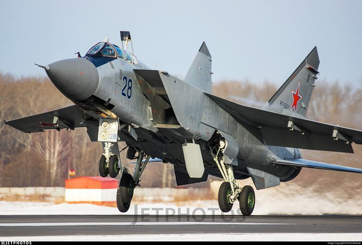 Vũ khí chính của MiG-31 là 4 tên lửa không đối không Vympel R-33 (NATO: AA-9 "Amos") đặt dưới bụng. R-33 tương đương với loại tên lửa AIM-54 Phoenix của hải quân Mỹ.