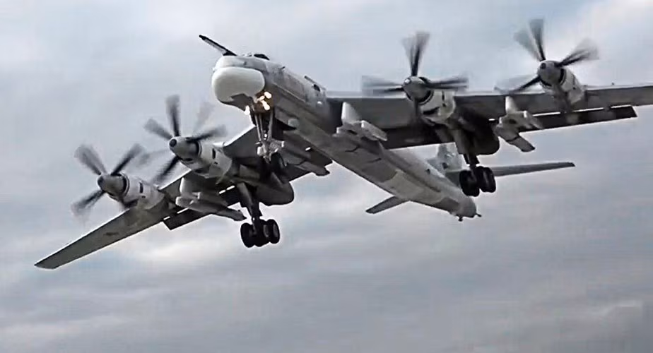 Hành động của không quân Nga đã thu hút sự quan tâm sâu sắc của truyền thông quốc tế. Các nhà phân tích tình hình khu vực cũng như các chuyên gia quân sự đã ngay lập tức tiến hành thảo luận.