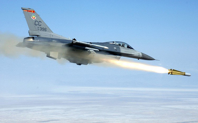 Trong khi đó Không quân Thổ Nhĩ Kỳ cũng là kình địch của hai quốc gia trên và cũng là lực lượng mạnh trong khu vực; hiện không quân Thổ Nhĩ Kỳ được trang bị hơn 200 máy bay chiến đấu F-16C/D.