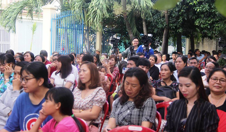 Rất đông người dân, trong đó có hàng chục phụ huynh có mặt trước TAND quận 12 để theo dõi phiên tòa xét xử.