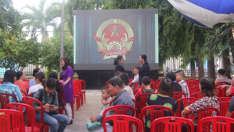 Rất đông phụ huynh có liên quan đến cơ sở mầm non Mầm Xanh có mặt trước TAND quận 12 để theo dõi phiên tòa xét xử. Tuy nhiên, trừ những người có liên quan mới được vào phòng xét xử, tất cả mọi người, kể cả báo chí phải theo dõi qua màn hình chiếu ngoài trời.