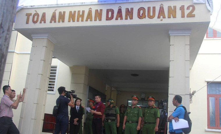 Ghi nhận của PV Kiến Thức, ngay đầu phiên xử, cán bộ Tòa án làm thủ tục trước khi phiên tòa diễn ra. Đây là vụ án gây chấn động dư luận cả nước bởi 3 bảo mẫu đã có hành vi đánh đập, bạo hành hàng chục trẻ nhỏ hết sức dã man.