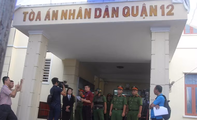 Ghi nhận của PV Kiến Thức, ngay đầu phiên xử, cán bộ Tòa án làm thủ tục trước khi phiên tòa diễn ra. Đây là vụ án gây chấn động dư luận cả nước bởi 3 bảo mẫu đã có hành vi đánh đập, bạo hành hàng chục trẻ nhỏ hết sức dã man.