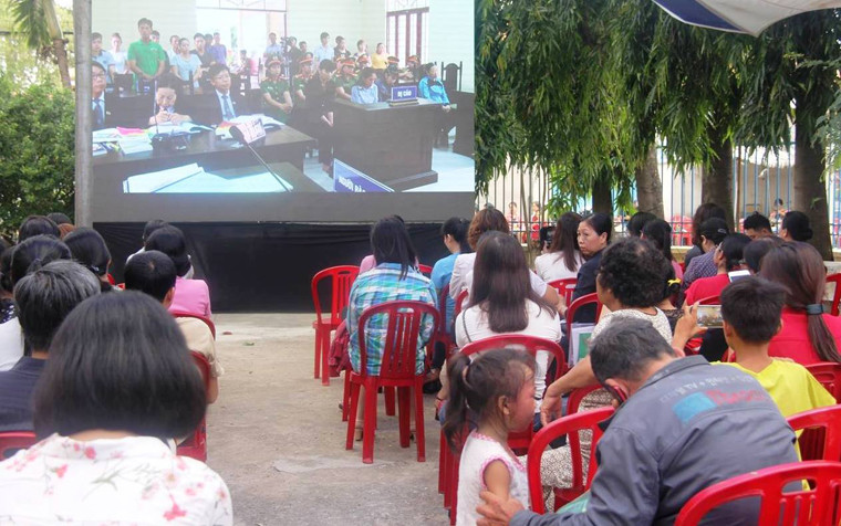 Đại diện bảo vệ lợi ích hợp pháp cho 13/20 trẻ bị hại (7 trẻ đã về quê), luật sư Trần Thị Ngọc Nữ cho biết bản thân bà mong muốn một mức án phù hợp dành cho cả 3 bị cáo khi hành động bạo hành hàng chục trẻ là hết sức dãn man. Tham gia cùng luật sư Nữ, còn có luật sư Đỗ Ngọc Thanh và Vũ Anh Tuấn cũng thuộc Hội Bảo vệ Quyền trẻ em TPHCM. 