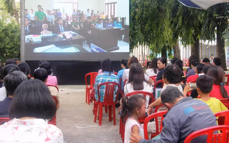 Đại diện bảo vệ lợi ích hợp pháp cho 13/20 trẻ bị hại (7 trẻ đã về quê), luật sư Trần Thị Ngọc Nữ cho biết bản thân bà mong muốn một mức án phù hợp dành cho cả 3 bị cáo khi hành động bạo hành hàng chục trẻ là hết sức dãn man. Tham gia cùng luật sư Nữ, còn có luật sư Đỗ Ngọc Thanh và Vũ Anh Tuấn cũng thuộc Hội Bảo vệ Quyền trẻ em TPHCM. 