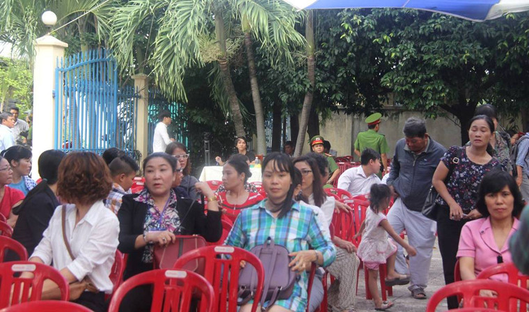 Có mặt tại sân TAND quận 12, ông bà ngoại của bé K.Q (bé bị chính bảo mẫu Linh dùng can nhựa đập liên tiếp vào đầu) cho biết, ông bà phải đi xe máy từ An Giang lên TPHCM để theo dõi phiên tòa xét xử, mong một bản án đúng người, đúng tội dành cho 3 bảo mẫu.