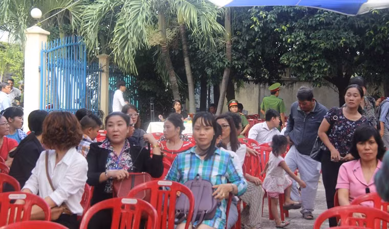 Có mặt tại sân TAND quận 12, ông bà ngoại của bé K.Q (bé bị chính bảo mẫu Linh dùng can nhựa đập liên tiếp vào đầu) cho biết, ông bà phải đi xe máy từ An Giang lên TPHCM để theo dõi phiên tòa xét xử, mong một bản án đúng người, đúng tội dành cho 3 bảo mẫu.