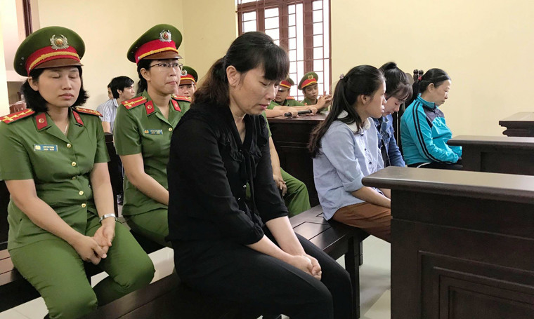 Ba bảo mẫu Mầm Xanh hành hạ trẻ bị VKSND quận 12, TPHCM truy tố về tội "Hành hạ người khác" theo khoản 2, Điều 140 BLHS gồm: Phạm Thị Mỹ Linh (44 tuổi, ngụ tỉnh Lâm Đồng, chủ cơ sở Mầm Xanh) và 2 bảo mẫu làm việc tại trường là Nguyễn Thị Đào (24 tuổi, ngụ Đồng Nai), Phạm Như Huỳnh (19 tuổi). 