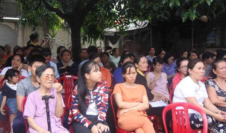 Theo cáo trạng, các bảo mẫu có hành vi đạp vào người, lấy can nhựa đập lên đầu, tát vào mặt, đấm đá hoặc bắt các bé đội ghế trên đầu... Kết luận điều tra xác định có đến 24 trẻ bị hành hạ. Sau khi hoàn tất điều tra, cơ quan chức năng tại quận 12 đã tiến hành mở phiên tòa sơ thẩm xét xử 3 bảo mẫu nói trên vào sáng nay (25/7) tại TAND quận 12, TPHCM.