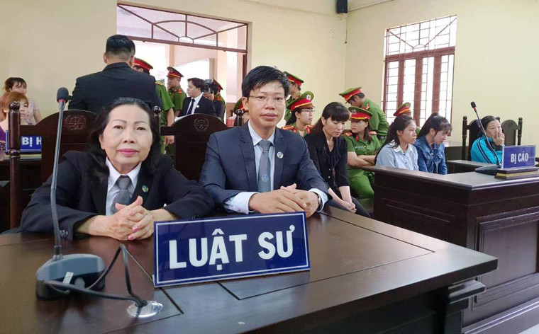 Các luật sư tham gia bào chữa cho các bị cáo và đại diện những người bị hại.